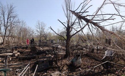 Zniszczony w wyniku rosyjskiego ostrzału cmentarz w obwodzie odeskim