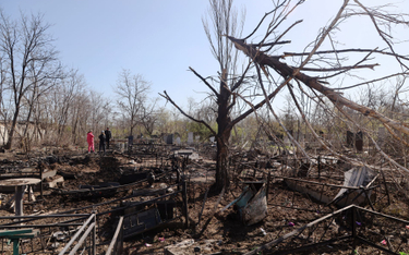 Zniszczony w wyniku rosyjskiego ostrzału cmentarz w obwodzie odeskim