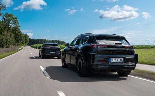 Zamaskowane prototypy elektrycznego Porsche Cayenne