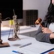 Ukończenie studiów prawniczych daje wiele możliwości rozwoju zawodowego. Dla wielu młodych ludzi dec