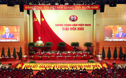 Do uczestników zjazdu Komunistycznej Partii Wietnamu w Hanoi przemawia premier Nguyen Xuan Phuc