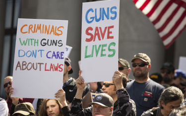 W USA bardzo silny jest ruch obrońców prawa do posiadania broni palnej, choć często dochodzi do szko