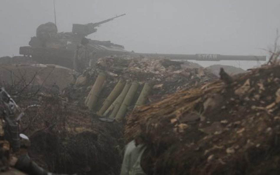 Ukraiński czołg na froncie w okolicach Doniecka