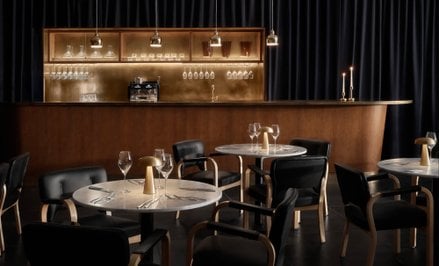 Bistro Finlandia znajduje się w budynku Finlandia Hall w Helsinkach, projektu najsłynniejszego fińsk