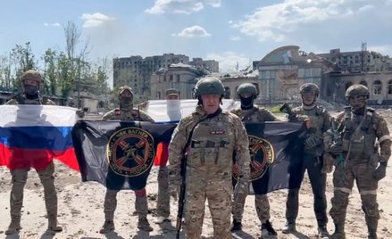 Szef Grupy Wagnera Jewgienij Prigożyn wraz z najemnikami (wagnerowcami) w Bachmucie, fot. z maja 202