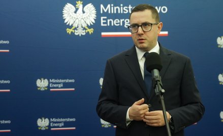 Minister energii Miłosz Motyka na konferencji prasowej w siedzibie Ministerstwa Energii w Warszawie