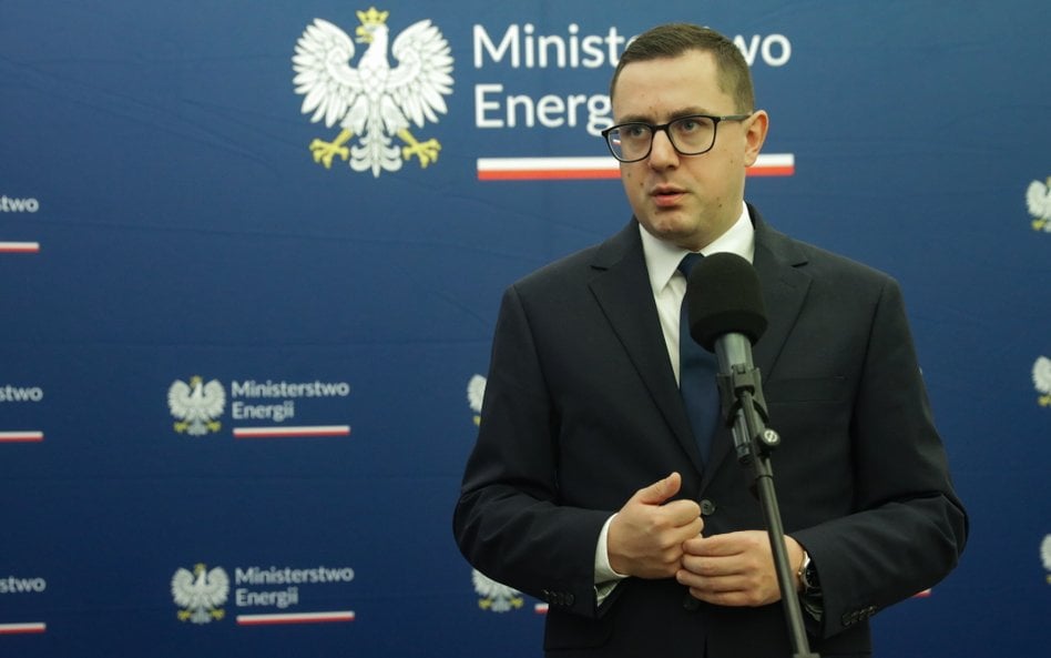 Minister energii Miłosz Motyka na konferencji prasowej w siedzibie Ministerstwa Energii w Warszawie
