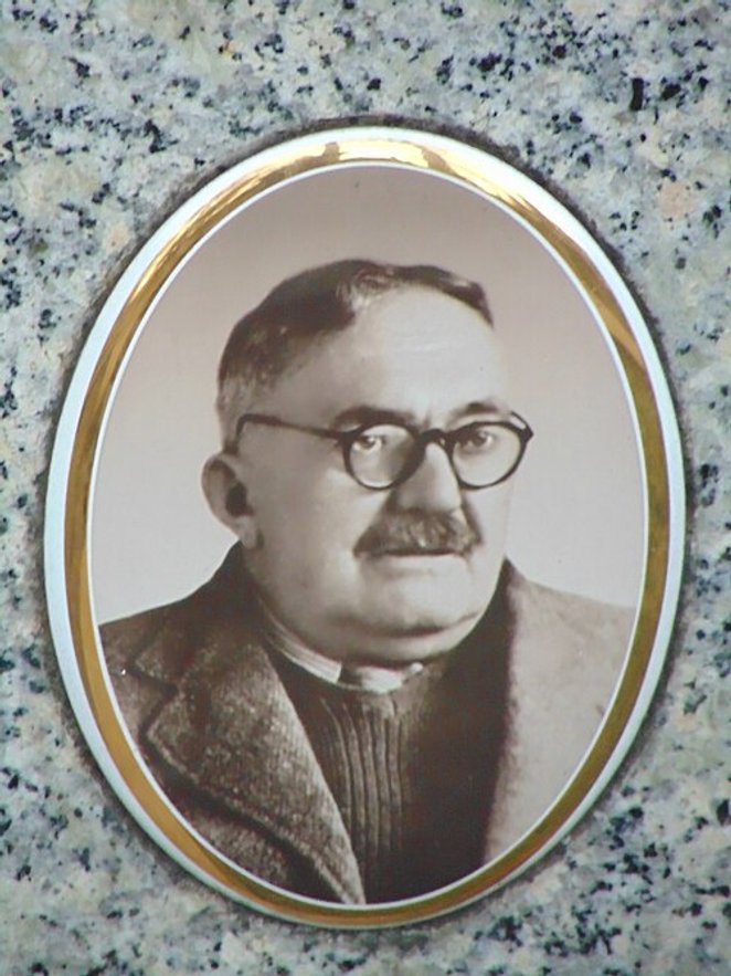 Zygmunt Jórski zakupił atrakcyjną, narożną posesję przy ul. Strzeleckiej 8, u zbiegu ze Środkową; ta