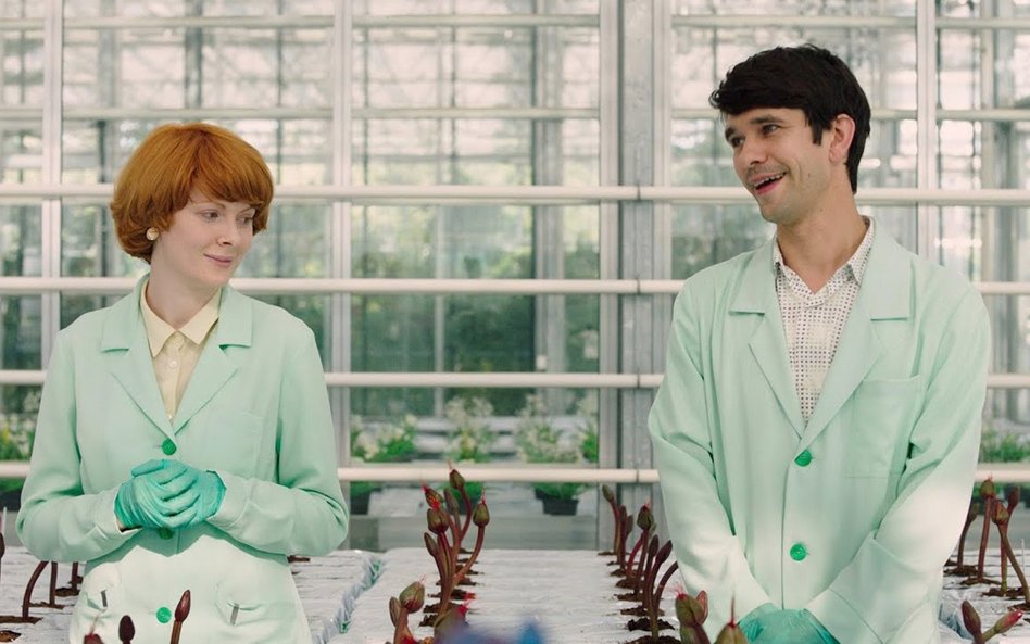 Emily Beecham (Alice) i Ben Whishaw (Chris)