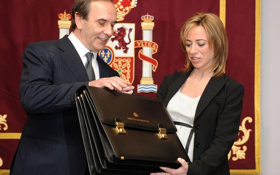 Nowa minister obrony Carme Chacon odbiera tekę od swego poprzednika Jose Alonso