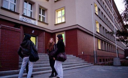 Dorabianie w szkole powinno odbywać się na oskładkowanej ZUS umowie zlecenia a nie dziele