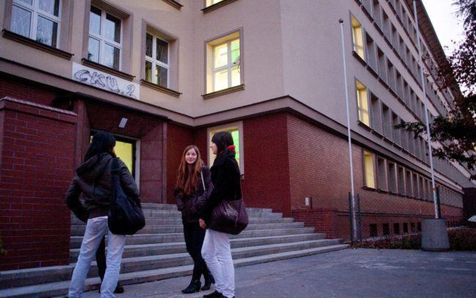 Dorabianie w szkole powinno odbywać się na oskładkowanej ZUS umowie zlecenia a nie dziele