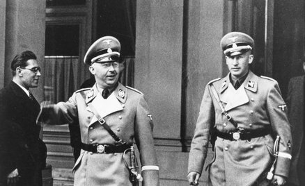 Reinhard Heydrich (na zdjęciu po prawej), obok Heinricha Himmlera, Wiedeń 1938 r., „Rozwiązanie” kwe