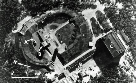 Zdjęcie rozpoznawcze Królewskich Sił Powietrznych: rakieta V-2 (A) na stanowisku testowym Peenemünde