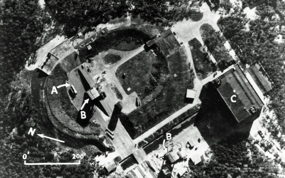 Zdjęcie rozpoznawcze Królewskich Sił Powietrznych: rakieta V-2 (A) na stanowisku testowym Peenemünde