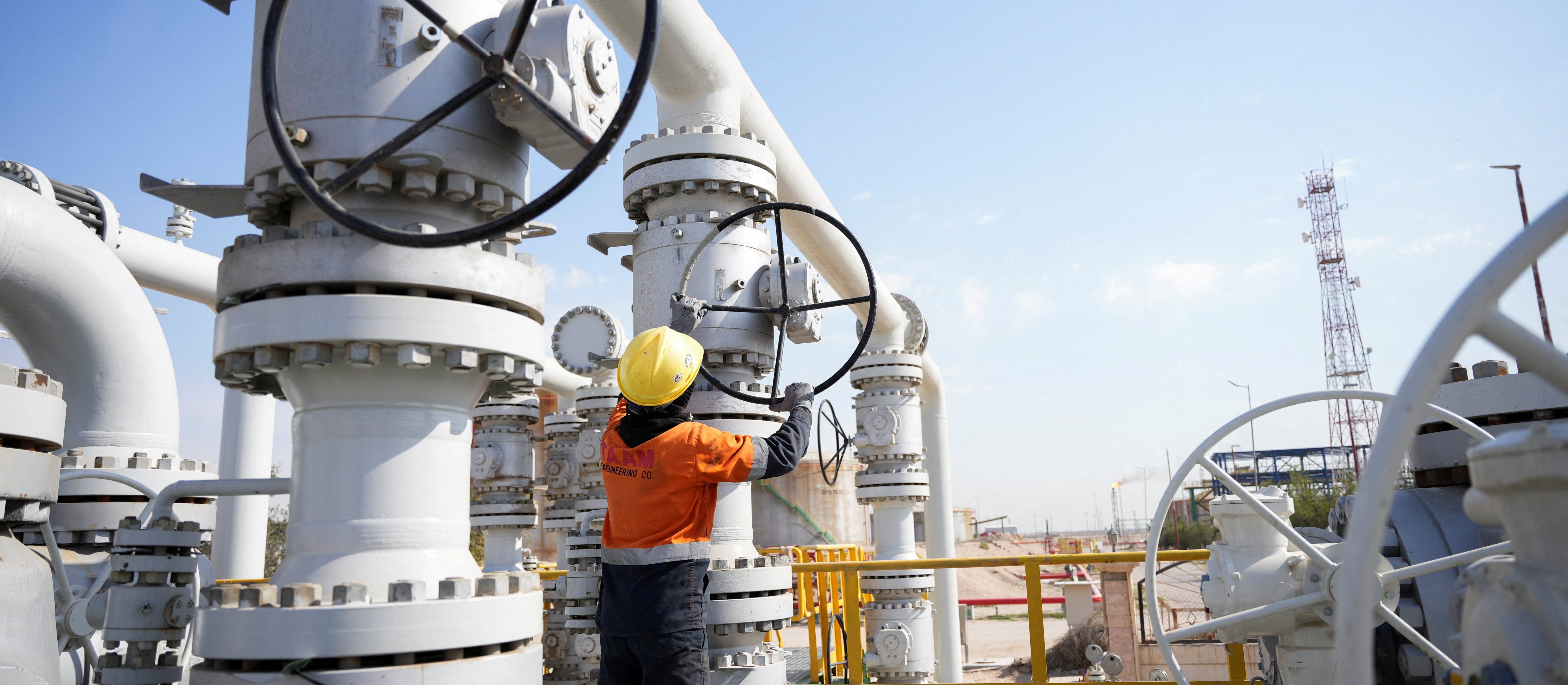 Szok naftowy na rynkach. Ropa powyżej 100 dolarów i przecena na giełdach