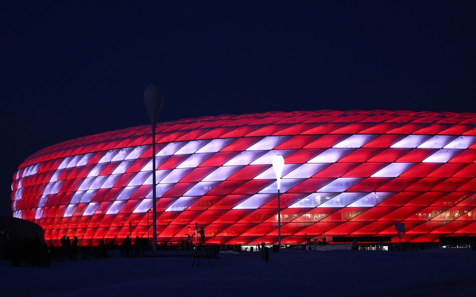 Allianz Arena w Monachium z wyświetlonym na fasadzie napisem „Danke, Franz”.