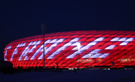 Allianz Arena w Monachium z wyświetlonym na fasadzie napisem „Danke, Franz”.