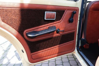 Auto powstało na licencji Fiata 128. Kto chętny za to kółko? Zadbany wóz robi wrażenie, jest czysty,