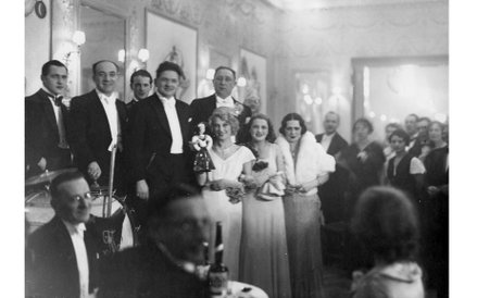 1932r. w kabarecie literackim "Femina". ?Grupa uczestników balu. Widoczni m.in.: pani Irena Horecka 