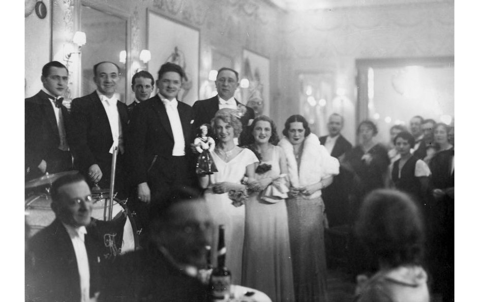 1932r. w kabarecie literackim "Femina". ?Grupa uczestników balu. Widoczni m.in.: pani Irena Horecka 