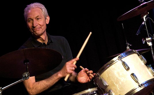 Charlie Watts podczas koncertu w Szwajcarii w 2010 roku.