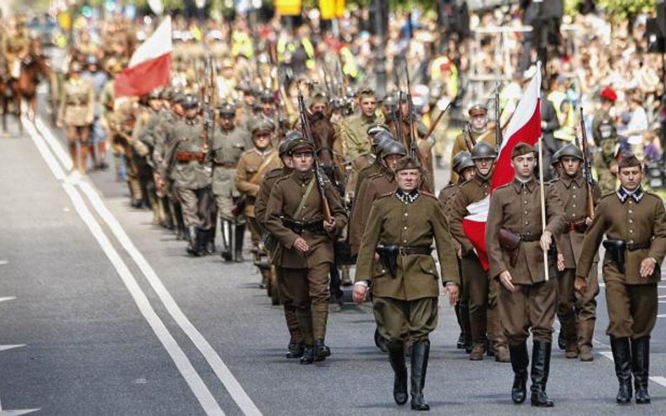 Miłośnicy wojskowości, którzy brali udział w defiladzie, nie zostali dokładnie sprawdzeni