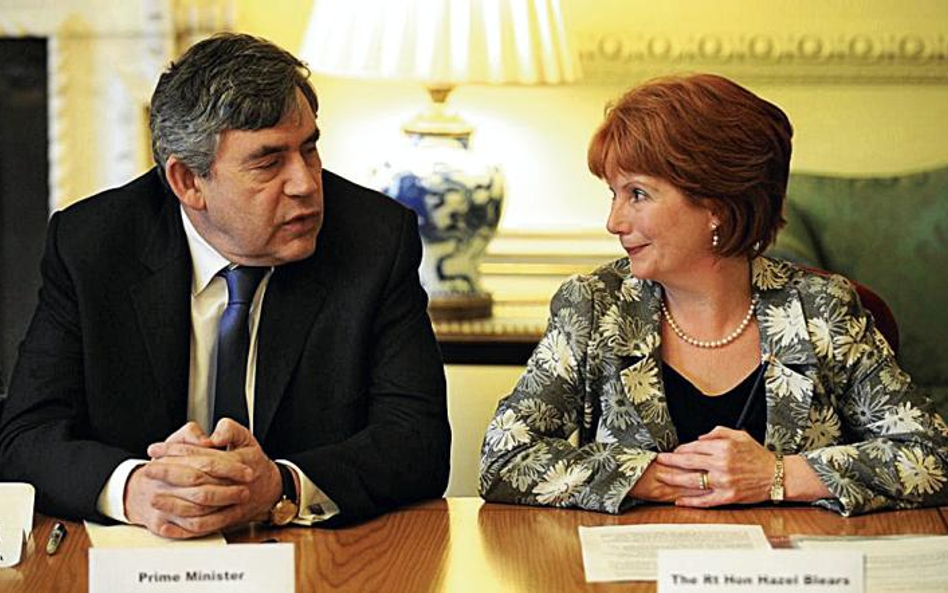 Premier Gordon Brown w rozmowie z minister ds. samorządów Hazel Blears, która jako jedna z pierwszyc