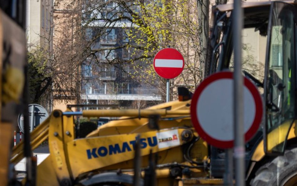 Remont na Malczewskiego to pożegnanie z historyczną kostką bazaltową