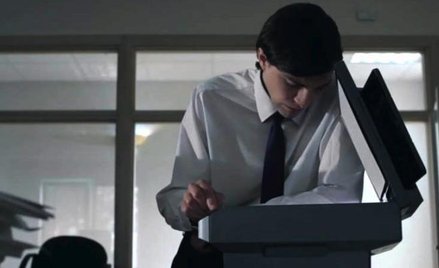 Krzyś, bohater kampanii społecznej „Staż. Sprawdź, zanim pójdziesz”, porzuca praktykę przy kserokopi