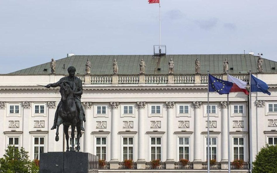 Zaatakował policjantów przed Pałacem, teraz się tłumaczy
