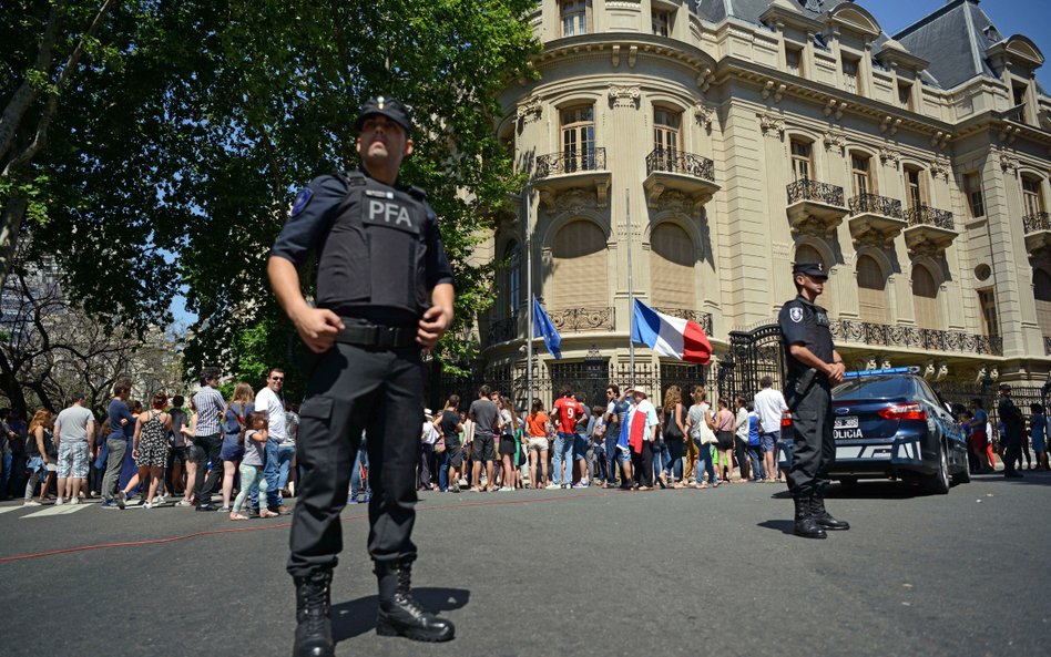 Pod Ambasadą Francji w Buenos Aires
