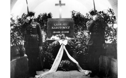 Dwunasta rocznica śmierci prezydenta RP Gabriela Narutowicza. Warta honorowa w krypcie z sarkofagiem