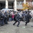 Bitwa protestujących przeciw obostrzeniom z policją w Berlinie. Prawie 200 zatrzymanych