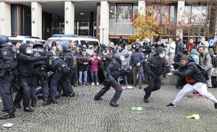 Bitwa protestujących przeciw obostrzeniom z policją w Berlinie. Prawie 200 zatrzymanych