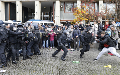 Bitwa protestujących przeciw obostrzeniom z policją w Berlinie. Prawie 200 zatrzymanych