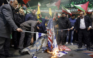 Irańczycy palą flagi Izraela i USA podczas protestu w Teheranie
