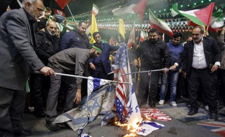 Irańczycy palą flagi Izraela i USA podczas protestu w Teheranie