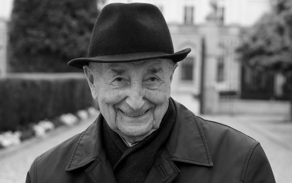 Prof. Kułakowski urodził się 10 sierpnia 1929 r. w Warszawie i przez całe życie był związany ze stol