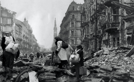 Mieszkańcy Warszawy opuszczają miasto po kapitulacji powstania, ul. Marszałkowska. Początek paździer