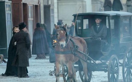 "Zimowe" Krakowskie Przedmieście wczesną jesienią. Jak zmienią się kolejne plenery "Lalki"?