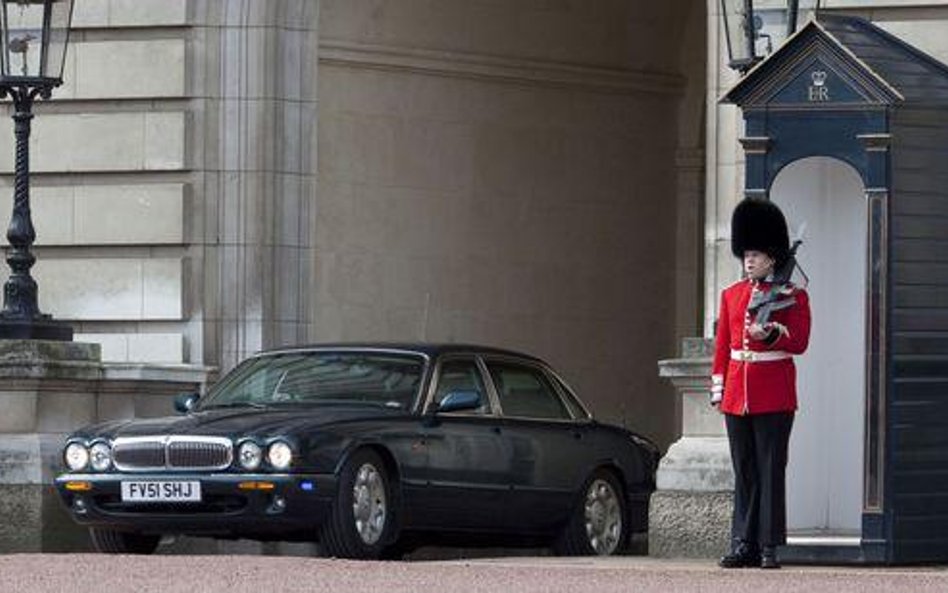 Premier Brown opuszczający Pałac Buckingham