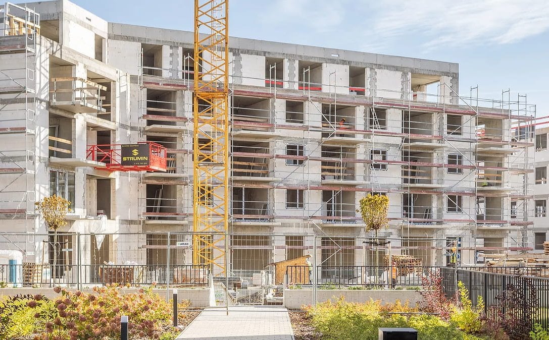 Rynek mieszkaniowy pod presją wojny na Bliskim Wschodzie. Obniżki stóp niepewne