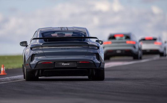 Najbardziej wymyślna wersja Porsche Taycana - Turbo GT z pakietem Weissach