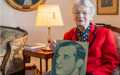 Nina Lagergren, 93-letnia przyrodnia siostra Raula Wallenberga z jego portretem