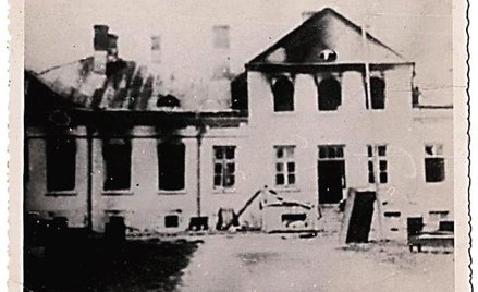 Spalony budynek Powiatowego Urzędu Bezpieczeństwa Publicznego w Hrubieszowie.