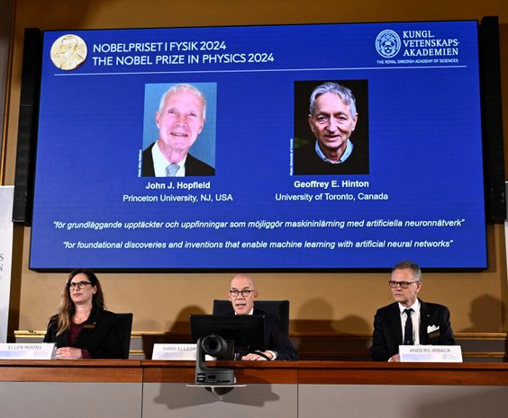 Moment ogłoszenia decyzji, że laureatami Nagrody Nobla 2024 z fizyki zostali John J. Hopfield i Geof