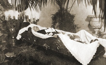 Trumna z ciałem prezydenta Gabriela Narutowicza wystawiona w Belwederze. Warszawa, 19 grudnia 1922 r