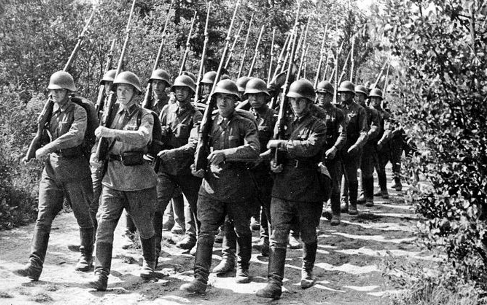 Żołnierze Armii Czerwonej maszerują przez Polskę podczas inwazji 17 września 1939 r. Do tego ataku p