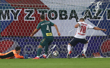 Lukas Podolski strzela bramkę na 2:0 w meczu Górnik - Legia